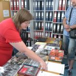 Archiv úzce spolupracuje s partnerskou organizací Ústavem pro studium totalitních režimů. Jeho různé aktivity představila Darja Čablová, která návštěvníkům rovněž nabídla četné publikace
