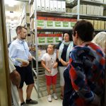 Prohlídka zajímavých archiválií v depozitářích