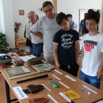 Výstavka artefaktů z provenience SNB zapůjčených od soukromého sběratele upoutala i mládež
