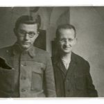 Žně v Temechově u Želivi, 1951. Původně temechovský statek patřil želivskému klášteru; po jeho záboru zde vznikl státní statek s vepřínem. ABS, Historický fond Státní bezpečnosti (H), arch. č. H-394.