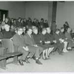 Fotografie z pohřbu Alfréda Frenzela. Za německé krajany pronesl projev Frenzelův rozporuplný přítel a „spolušpión“ Emil Peuker. Několik dní před svou smrtí mu měl Frenzel údajně říci: „Když mě v roce 1960 zavírali němečtí neofašisti, ani na okamžik jsem neváhal, že za mnou stojí socialistický tábor míru. A nemýlil jsem se. Pracoval jsem pro svou socialistickou vlast a tato vlast mě dostala ze spárů západoněmeckých revanšistů a militaristů.“