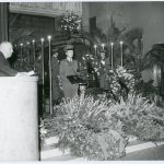 Fotografie z pohřbu Alfréda Frenzela. Za německé krajany pronesl projev Frenzelův rozporuplný přítel a „spolušpión“ Emil Peuker. Několik dní před svou smrtí mu měl Frenzel údajně říci: „Když mě v roce 1960 zavírali němečtí neofašisti, ani na okamžik jsem neváhal, že za mnou stojí socialistický tábor míru. A nemýlil jsem se. Pracoval jsem pro svou socialistickou vlast a tato vlast mě dostala ze spárů západoněmeckých revanšistů a militaristů.“