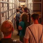 Stanoviště „Depozitáře“. Trasa vedla třemi různými místnostmi určenými pro ukládání archiválií – od nejnovějších prostor až po ty, kde se např. nachází uměle vytvořený koutek s pracovnou příslušníka StB. Návštěvníci se zde mohli dozvědět, v jakých podmínkách se historické dokumenty nejlépe uchovávají a jakým množstvím materiálů náš archiv disponuje.